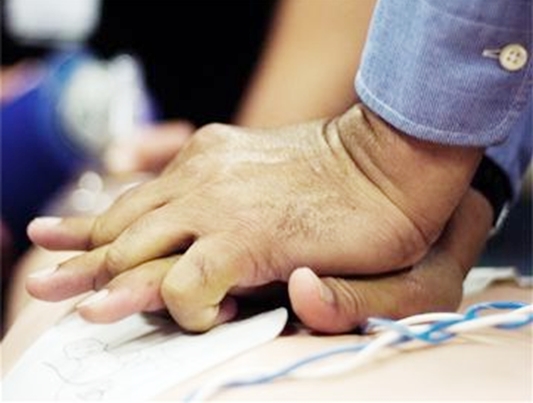 perform-CPR-breath-resuscitation-2